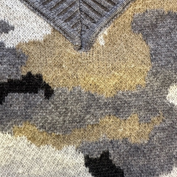 HOLIDAY camo v neck sweater cropped small gray tan cream - Picture 2 of 5